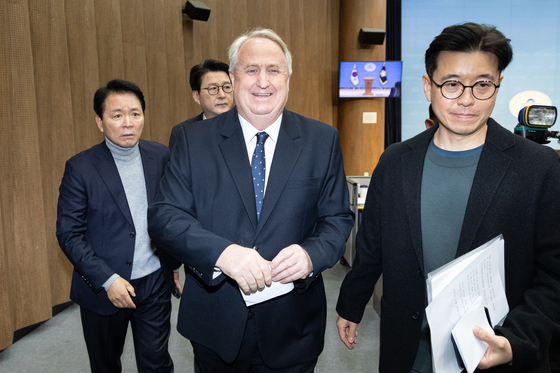 의원직 사퇴 입장 표명 후 웃으며 떠나는 인요한