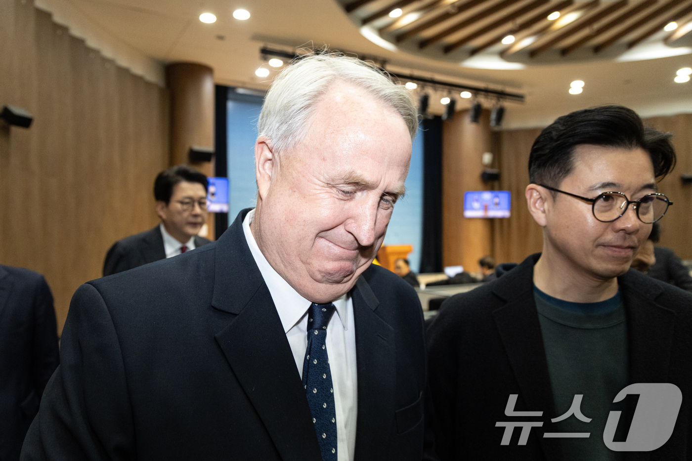 (서울=뉴스1) 이승배 기자 = 인요한 국민의힘 의원이 10일 서울 여의도 국회 소통관에서 의원직 사퇴 입장 표명 기자회견을 마치고 발걸음을 옮기고 있다. 2025.12.10/뉴스 …