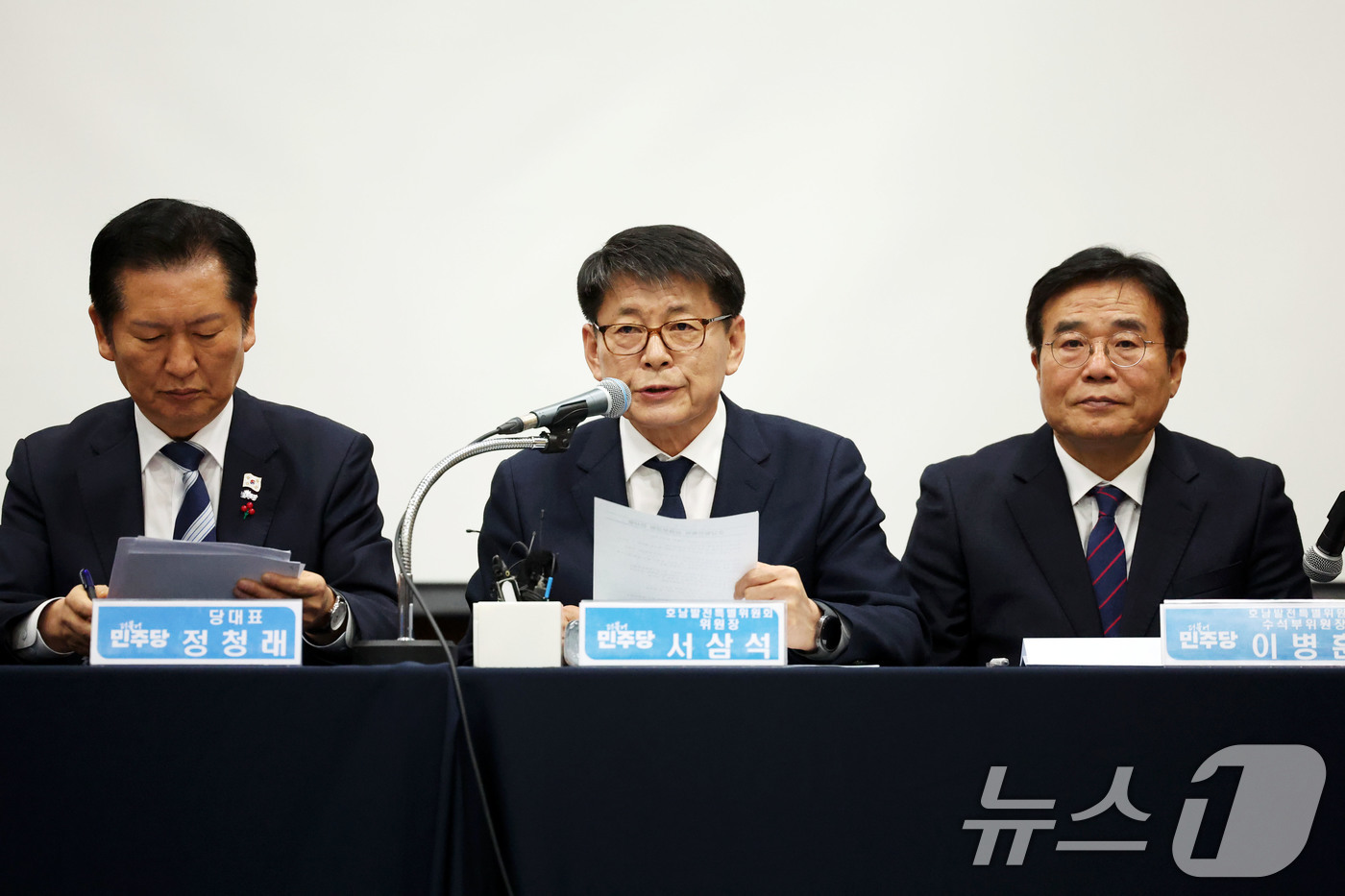 (광주=뉴스1) 이승현 기자 = 서삼석 더불어민주당 호남발전특별위원회 위원장이 10일 오전 광주 서구 김대중컨벤션센터에서 열린 호남발적특별위원회 성과보고회에서 발언하고 있다. 20 …