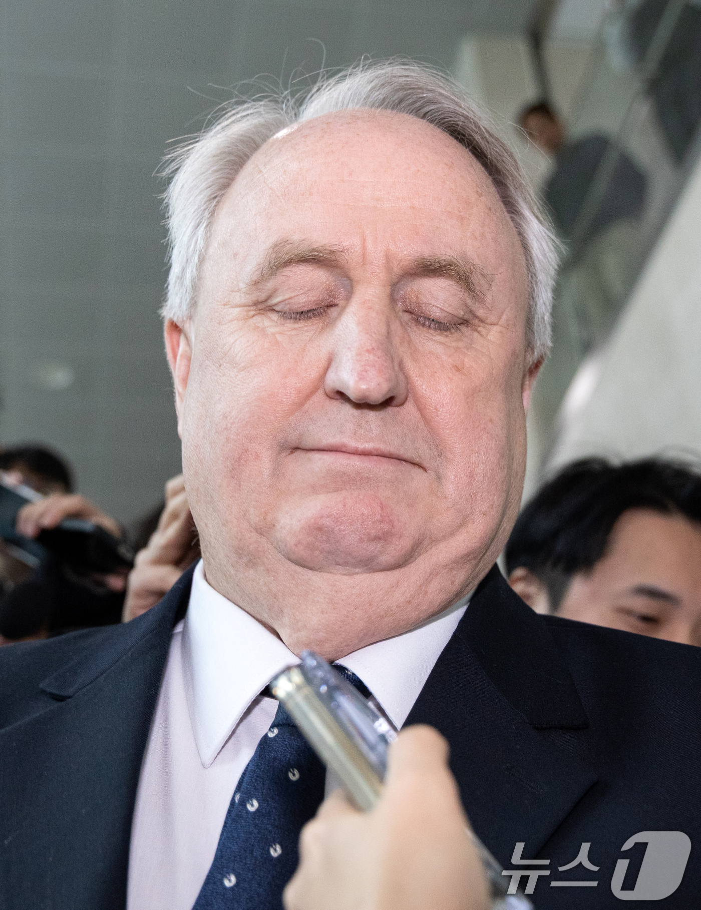 (서울=뉴스1) 이승배 기자 = 인요한 국민의힘 의원이 10일 서울 여의도 국회 소통관에서 의원직 사퇴 입장 표명 기자회견을 마치고 차량으로 향하고 있다. 2025.12.10/뉴스 …