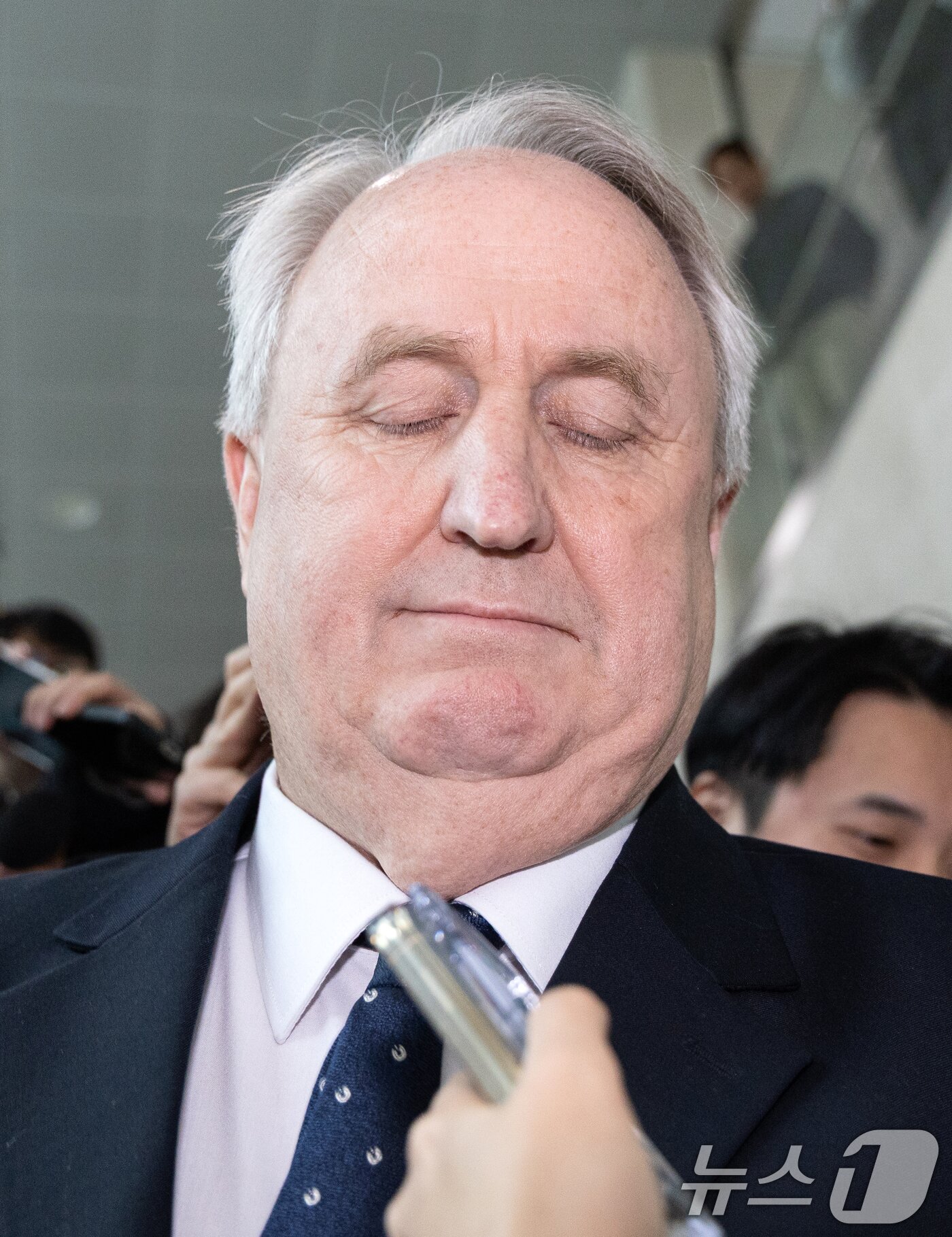 본문 이미지 - 인요한 국민의힘 의원이 10일 서울 여의도 국회 소통관에서 의원직 사퇴 입장 표명 기자회견을 마치고 차량으로 향하고 있다. ⓒ News1 이승배 기자