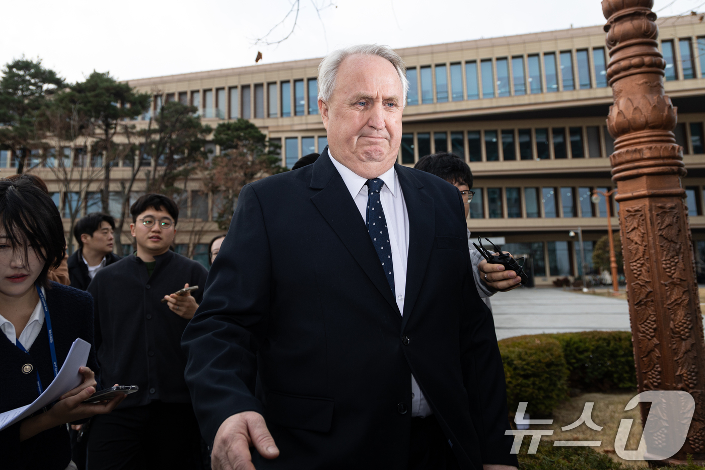(서울=뉴스1) 이승배 기자 = 인요한 국민의힘 의원이 10일 서울 여의도 국회 소통관에서 의원직 사퇴 입장 표명 기자회견을 마치고 차량으로 향하고 있다. 2025.12.10/뉴스 …