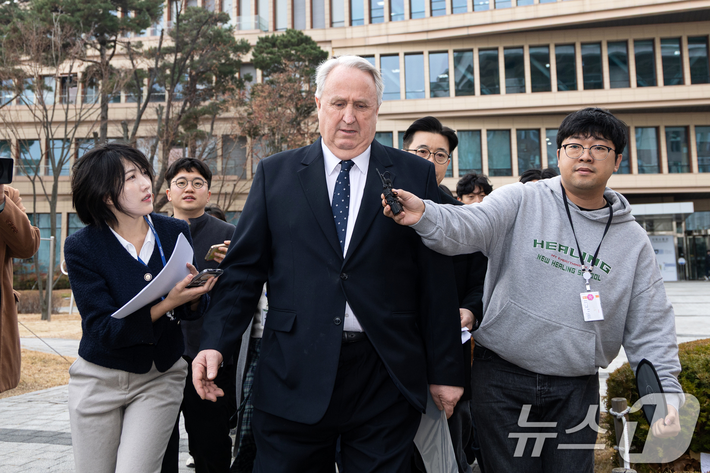 (서울=뉴스1) 이승배 기자 = 인요한 국민의힘 의원이 10일 서울 여의도 국회 소통관에서 의원직 사퇴 입장 표명 기자회견을 마치고 차량으로 향하고 있다. 2025.12.10/뉴스 …