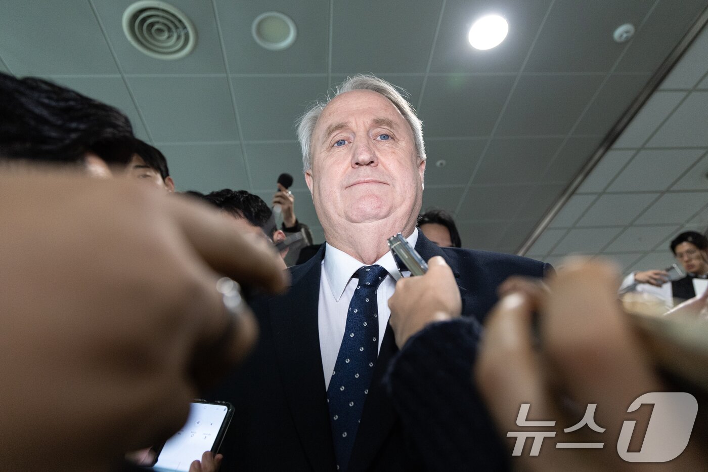 본문 이미지 - 인요한 국민의힘 의원이 10일 서울 여의도 국회 소통관에서 의원직 사퇴 입장 표명 기자회견을 마치고 차량으로 향하고 있다. ⓒ News1 이승배 기자