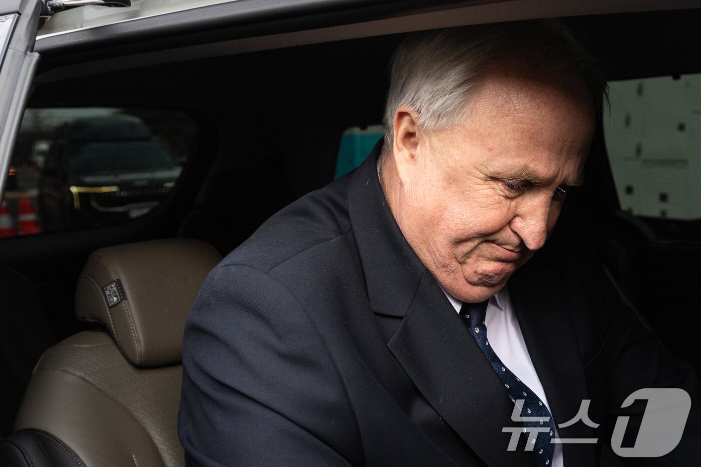 본문 이미지 - 인요한 국민의힘 의원이 10일 서울 여의도 국회 소통관에서 의원직 사퇴 입장 표명 기자회견을 마치고 차량에 탑승해 있다. 2025.12.10/뉴스1 ⓒ News1 이승배 기자