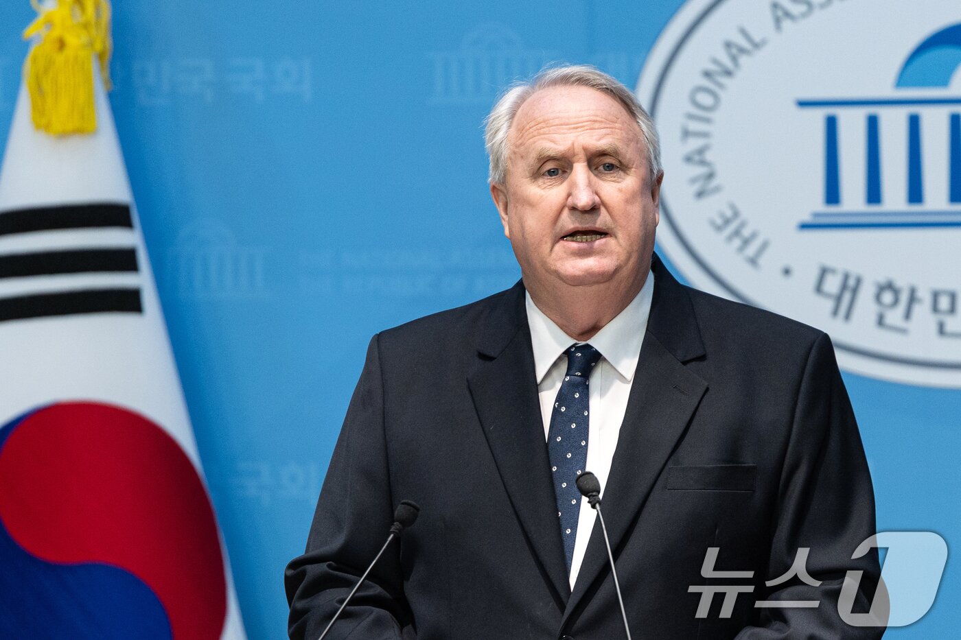 본문 이미지 - 인요한 국민의힘 의원이 10일 서울 여의도 국회 소통관에서 의원직 사퇴 입장 표명 기자회견을 하고 있다. 2025.12.10/뉴스1 ⓒ News1 이승배 기자
