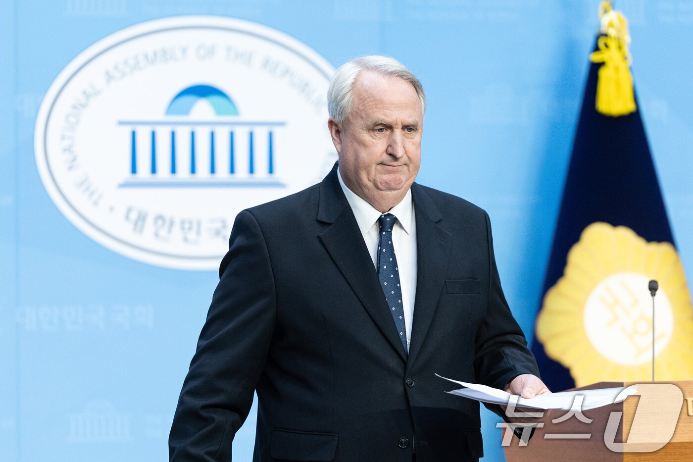 본문 이미지 - 인요한 국민의힘 의원이 10일 서울 여의도 국회 소통관에서 의원직 사퇴 입장 표명 기자회견을 마치고 발걸음을 옮기고 있다. 2025.12.10/뉴스1 ⓒ News1 이승배 기자