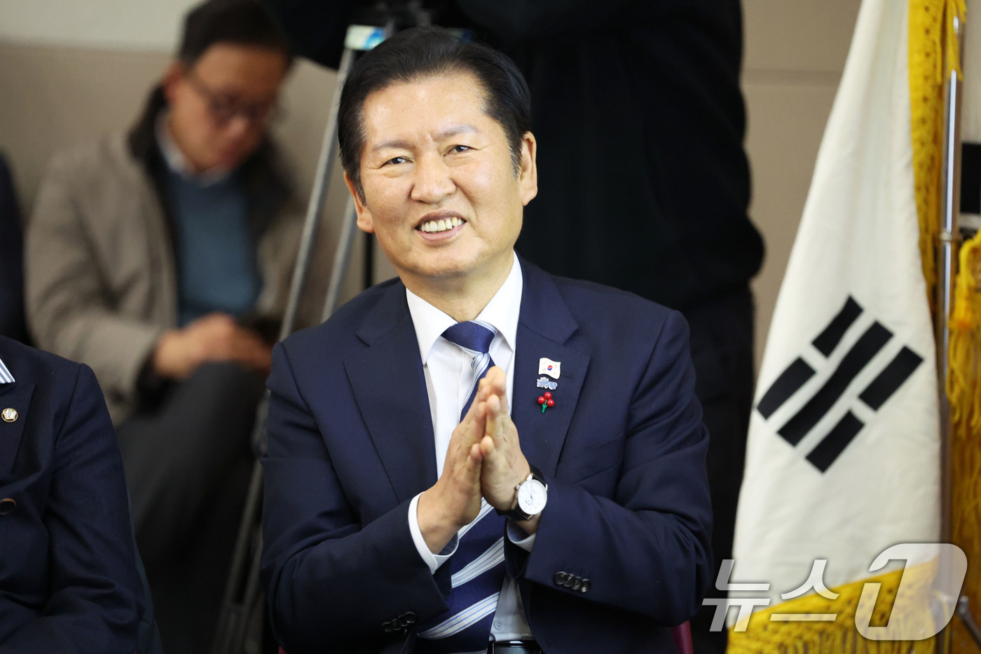 (광주=뉴스1) 이승현 기자 = 정청래 더불어민주당 대표가 10일 오전 광주 서구 김대중컨벤션센터에서 열린 호남발전특별위원회 성과보고회에서 박수를 치고 있다. 2025.12.10/ …