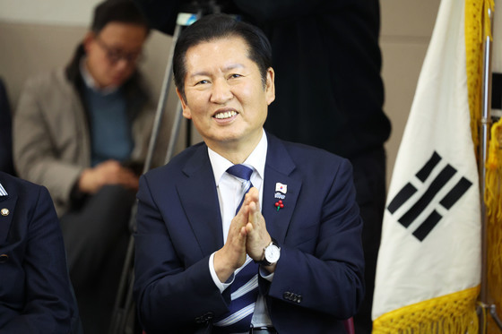 성과보고회서  박수치는 정청래