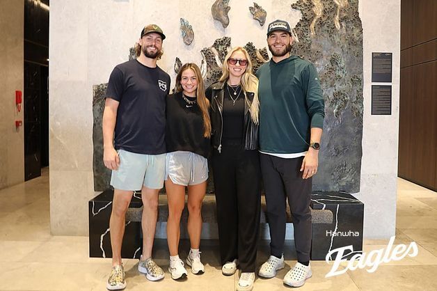 MLB 휴스턴행 와이스 부부 “한화에 평생 감사…영원한 이별 아냐"