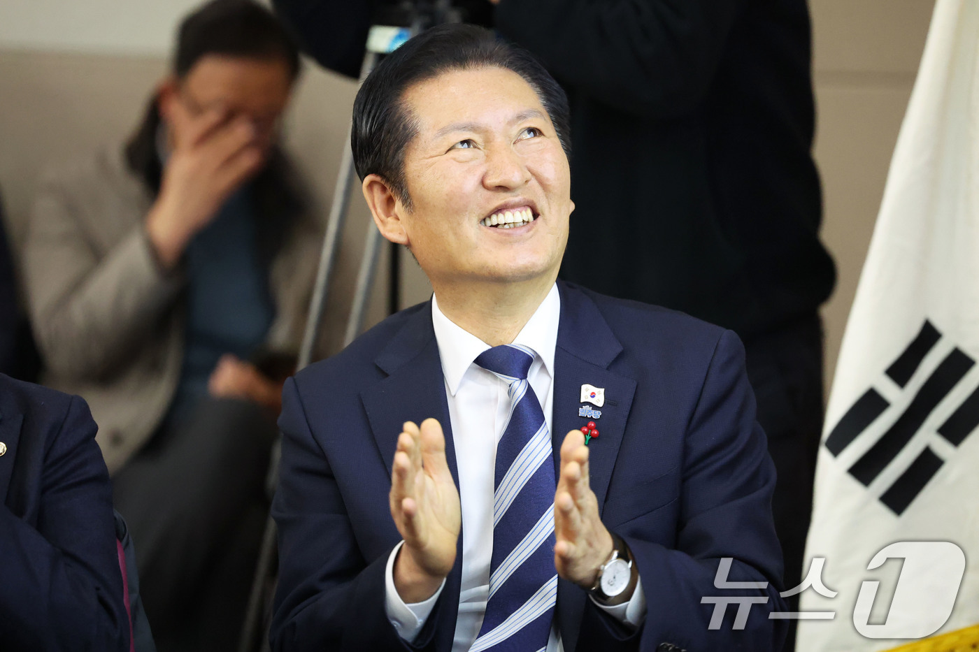 (광주=뉴스1) 이승현 기자 = 정청래 더불어민주당 대표가 10일 오전 광주 서구 김대중컨벤션센터에서 열린 호남발전특별위원회 성과보고회에서 박수를 치고 있다. 2025.12.10/ …