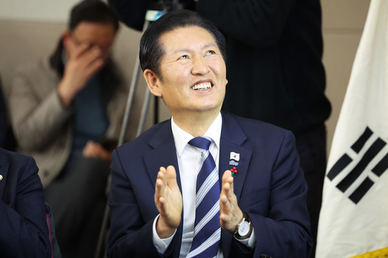 박수치는 정청래 대표