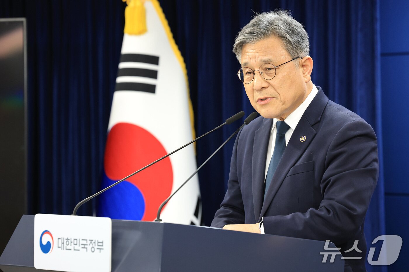 본문 이미지 - 허민 국가유산청장이 10일 서울 종로구 정부서울청사에서 제48차 유네스코 세계유산위원회 준비상황을 브리핑하고 있다. 2025.12.10/뉴스1 ⓒ News1 임세영 기자