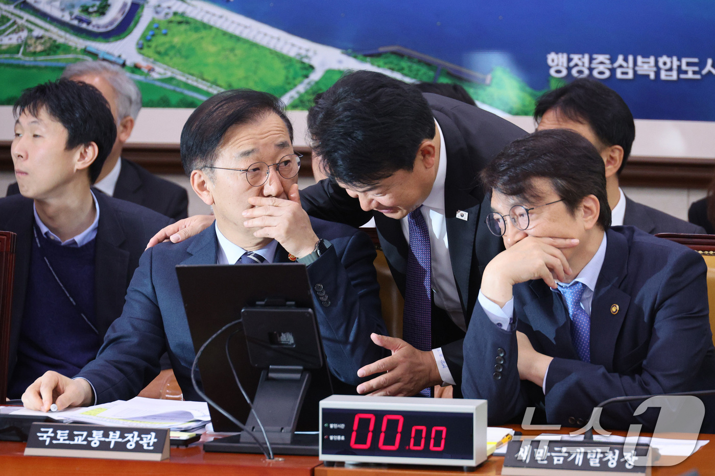 (서울=뉴스1) 신웅수 기자 = 김윤덕 국토교통부 장관과 복기왕 더불어민주당 간사가 10일 서울 여의도 국회에서 열린 국토교통위원회 전체회의에서 대화하고 있다. 2025.12.10 …