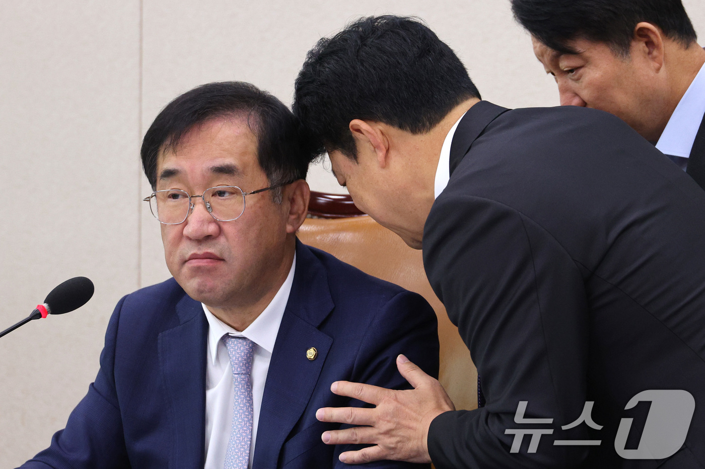 (서울=뉴스1) 신웅수 기자 = 맹성규 위원장이 10일 서울 여의도 국회에서 열린 국토교통위원회 전체회의에서 여야 간사와 대화하고 있다. 2025.12.10/뉴스1