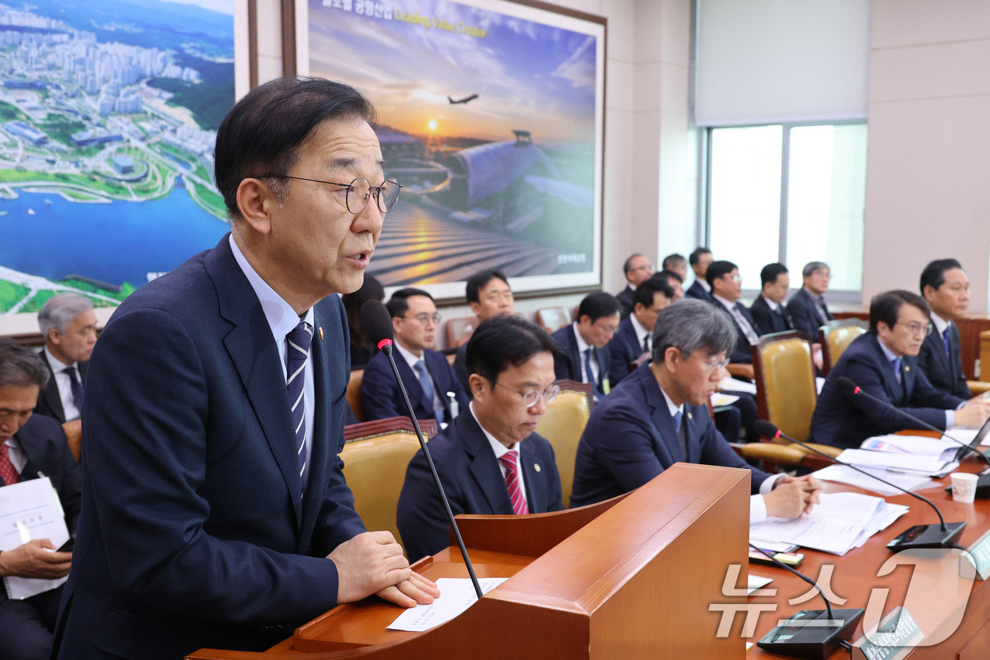 (서울=뉴스1) 신웅수 기자 = 김윤덕 국토교통부 장관이 10일 서울 여의도 국회에서 열린 국토교통위원회 전체회의에서 발언하고 있다. 2025.12.10/뉴스1