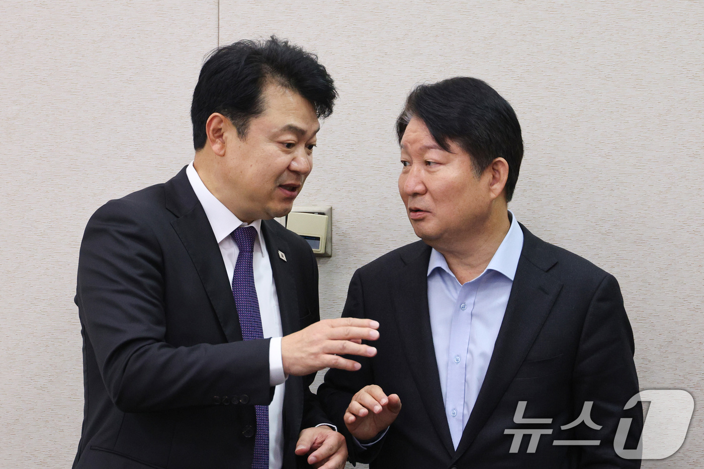 (서울=뉴스1) 신웅수 기자 = 복기왕 더불어민주당 간사와 권영진 국민의힘 간사가 10일 서울 여의도 국회에서 열린 국토교통위원회 전체회의에서 대화하고 있다. 2025.12.10/ …