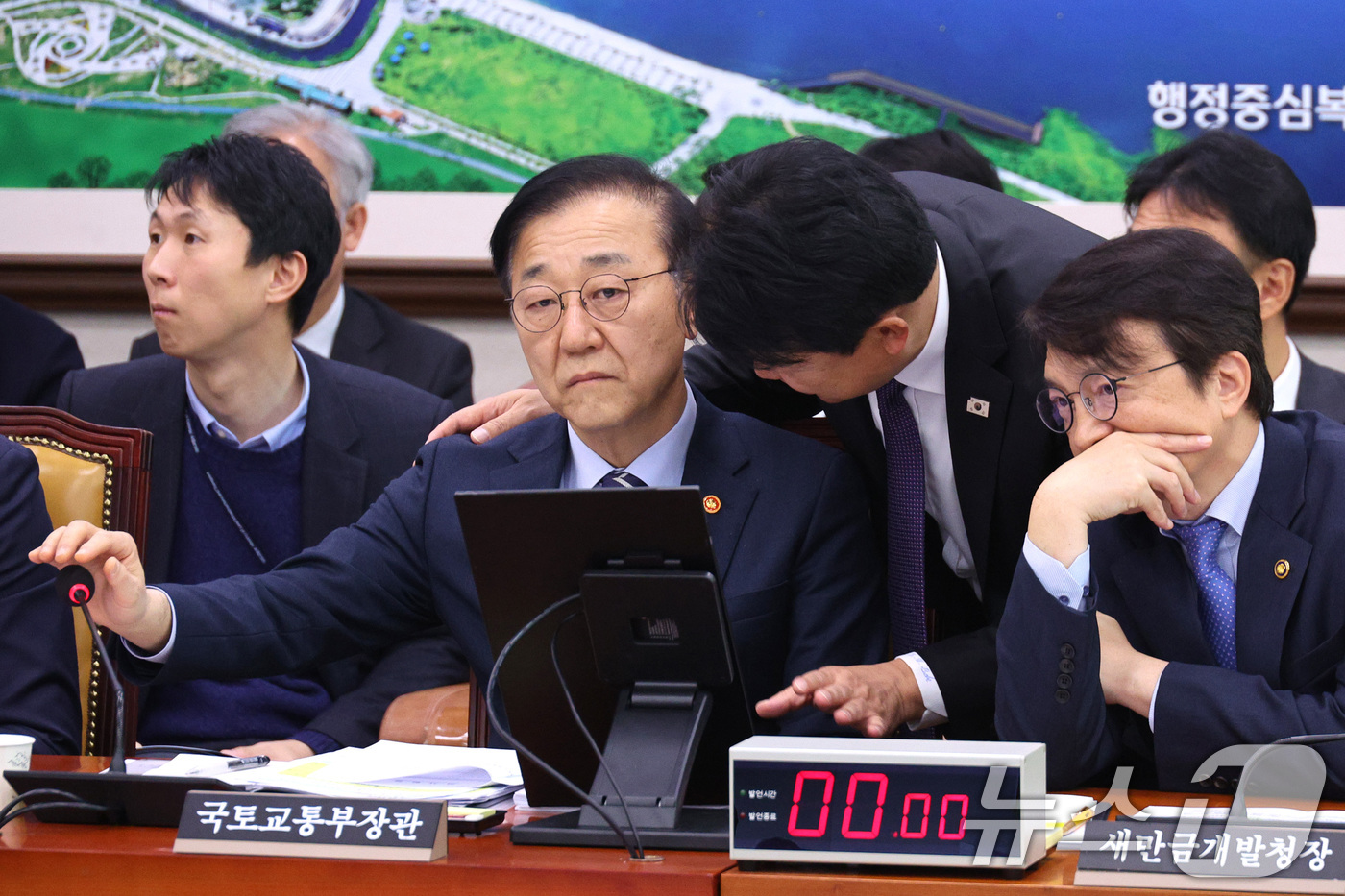 (서울=뉴스1) 신웅수 기자 = 김윤덕 국토교통부 장관과 복기왕 더불어민주당 간사가 10일 서울 여의도 국회에서 열린 국토교통위원회 전체회의에서 대화하고 있다. 2025.12.10 …