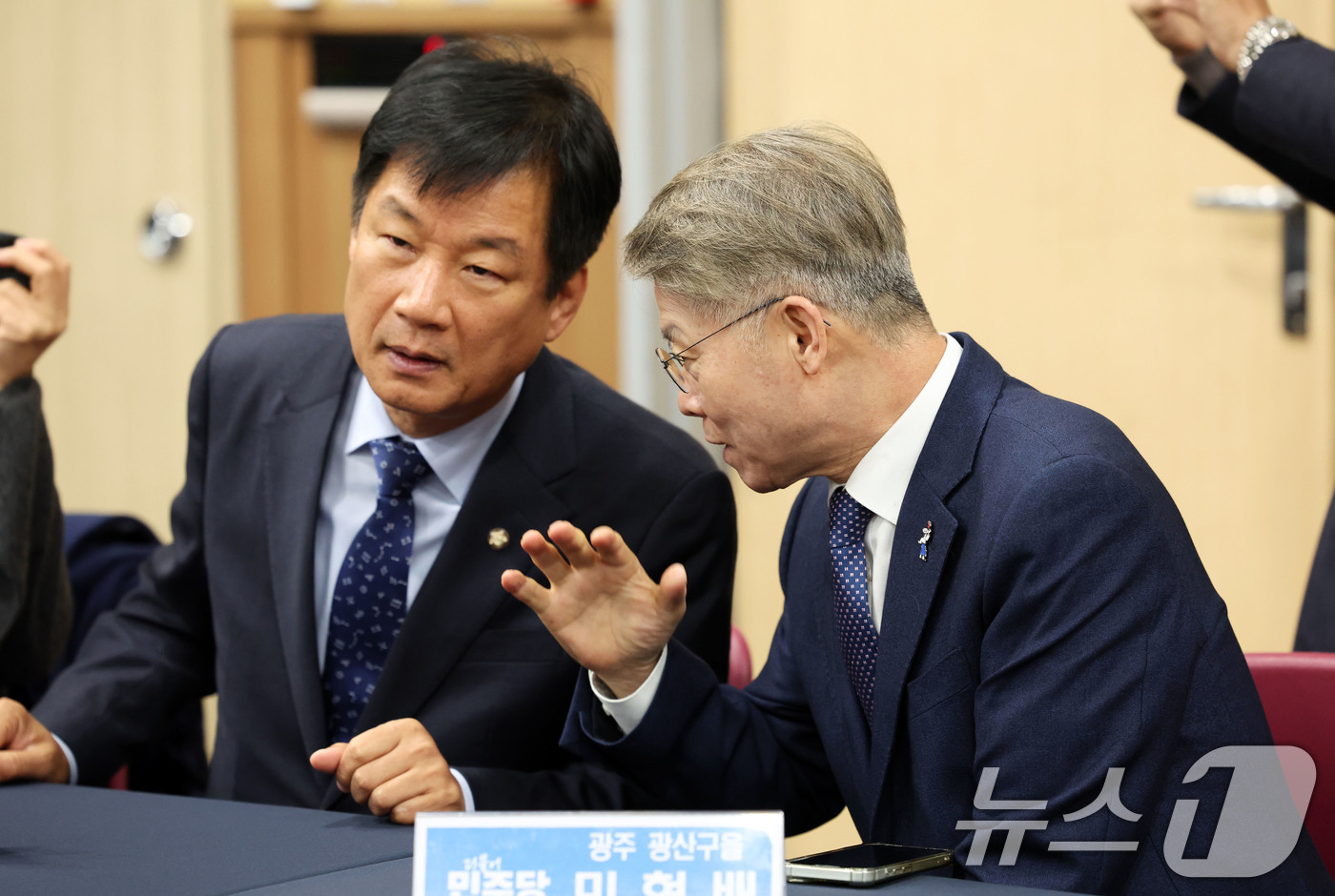 (광주=뉴스1) 이승현 기자 = 10일 오전 광주 서구 김대중컨벤션센터에서 더불어민주당 광주 현장 최고위원회의에서 박균택, 민형배 의원이 대화하고 있다. 2025.12.10/뉴스1 …