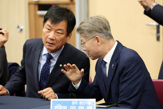 대화 나누는 박균택-민형배 의원