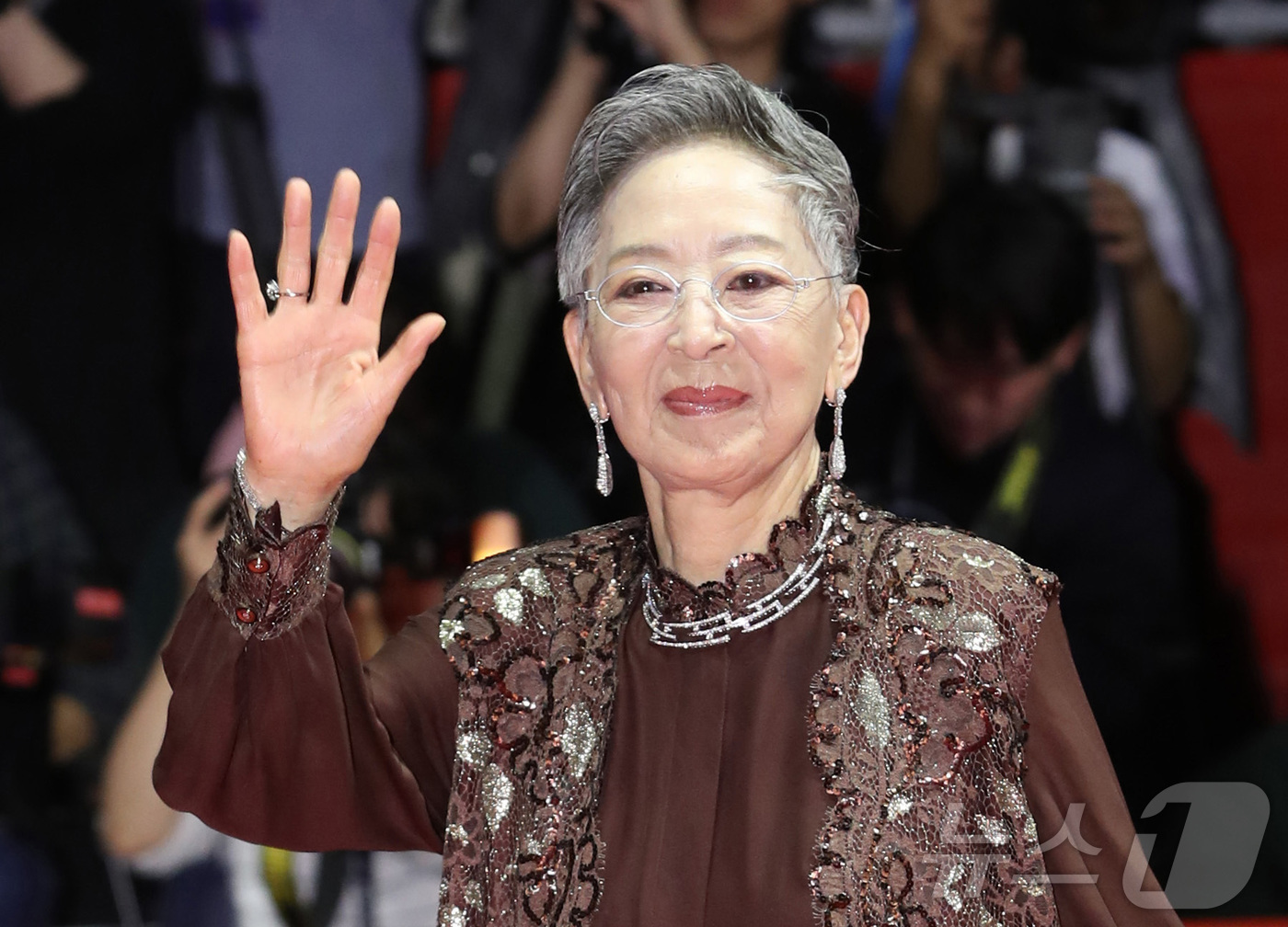 (서울=뉴스1) = 원로 영화배우 김지미(본명 김명자)씨가 미국 LA에서 항년 85세를 일기로 별세했다. 사진은 2019년 10월 제24회 부산국제영화제 개막식에서 인사하는 배우 …