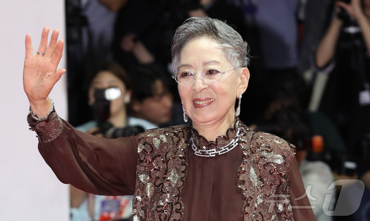 (서울=뉴스1) = 원로 영화배우 김지미(본명 김명자)씨가 미국 LA에서 항년 85세를 일기로 별세했다. 사진은 2019년 10월 제24회 부산국제영화제 개막식에서 인사하는 배우 …