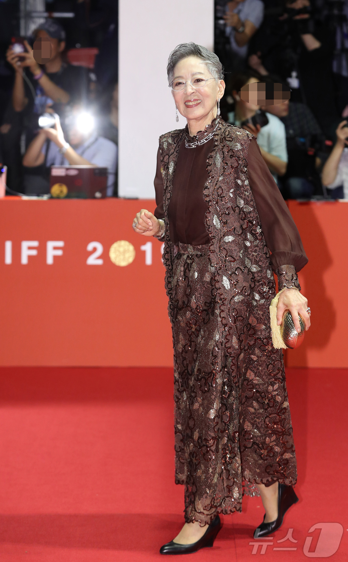 (서울=뉴스1) = 원로 영화배우 김지미(본명 김명자)씨가 미국 LA에서 항년 85세를 일기로 별세했다. 사진은 2019년 10월 제24회 부산국제영화제 개막식에서 인사하는 배우 …