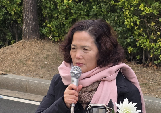 발언하는 김용균 노동자 어머니