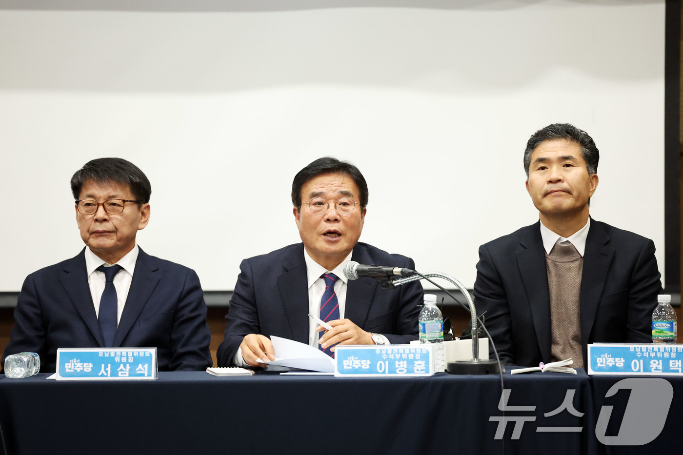 (광주=뉴스1) 이승현 기자 = 이병훈 더불어민주당 호남발전특별위원회 수석부위원장이 10일 오전 광주 서구 김대중컨벤션센터에서 열린 호남발전특별위원회 성과보고회에서 발언하고 있다. …