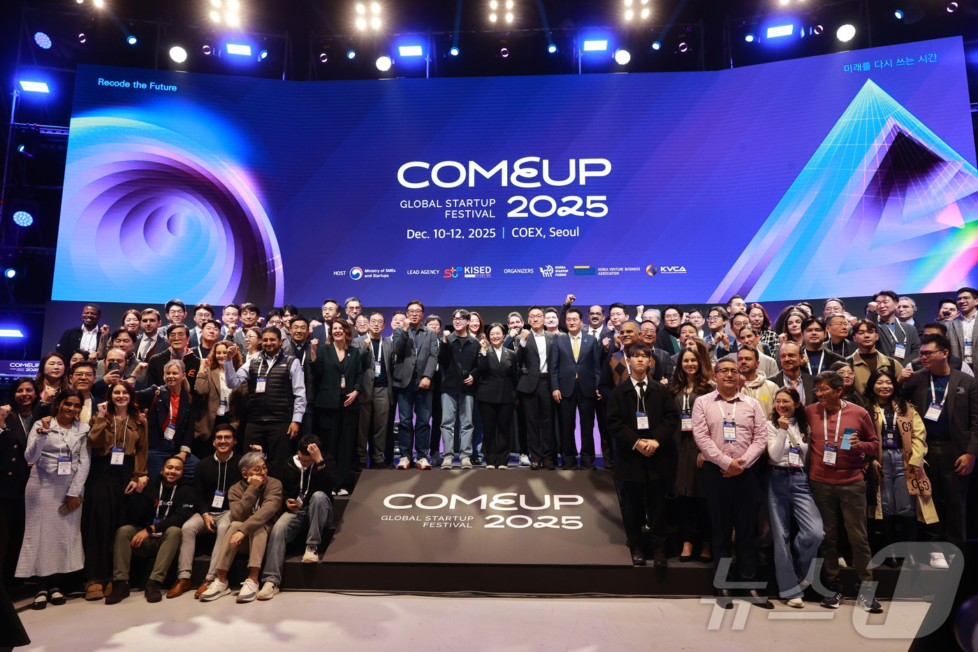 (서울=뉴스1) = 한성숙 중소벤처기업부 장관이 10일 서울 강남구 코엑스에서 열린 '컴업(COMEUP) 2025' 개막식에서 참석자들과 기념 촬영을 하고 있다. (중소벤처기업부 …