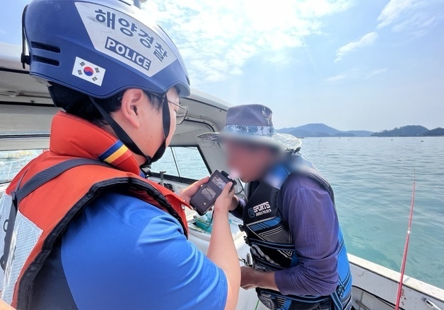 연말 맞아 술 덜 깬 채 승선 우려…군산해경 음주운항 단속