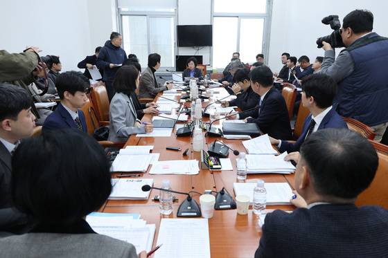 과방위 소위, '허위조작정보 징벌적 손배법' 與주도 통과