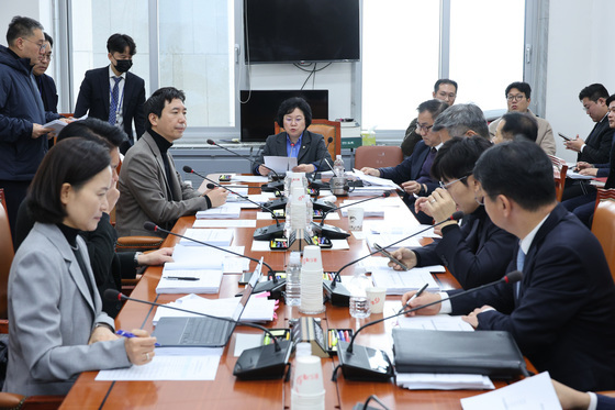 법안 논의하는 김현 소위원장