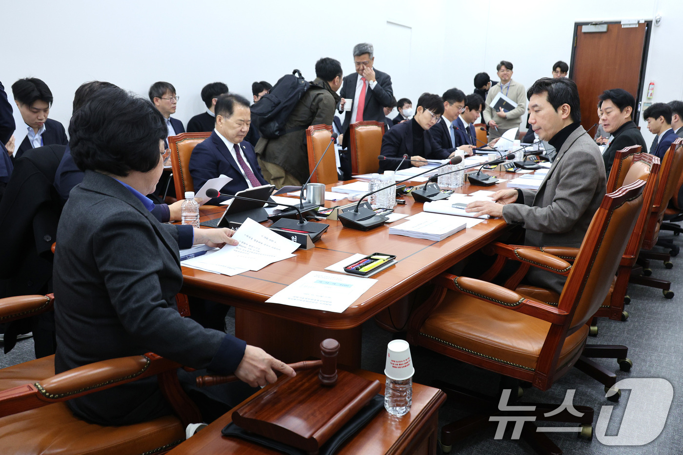 (서울=뉴스1) 신웅수 기자 = 김현 소위원장이 10일 서울 여의도 국회에서 열린 과학기술정보방송통신위원회 정보통신방송법안심사소위원회를 주재하고 있다. 2025.12.10/뉴스1