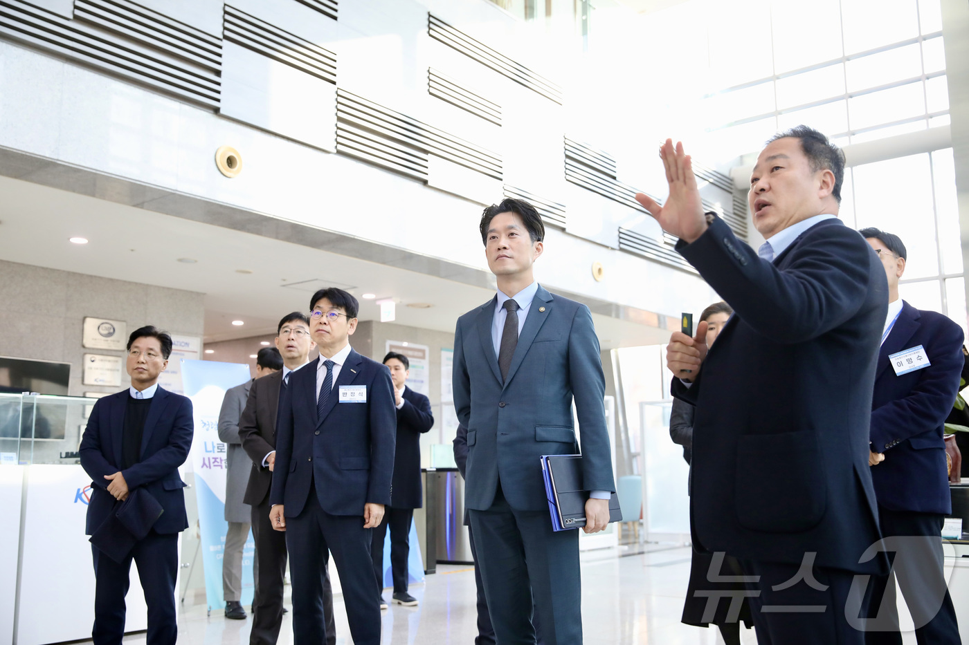 (서울=뉴스1) = 노용석 중소벤처기업부 제1차관이 10일 충북 오송 첨단의료산업진흥재단에서 열린 규제자유특구 현장 간담회 참석에 앞서 현장을 둘러보고 있다. (중소벤처기업부 제공 …