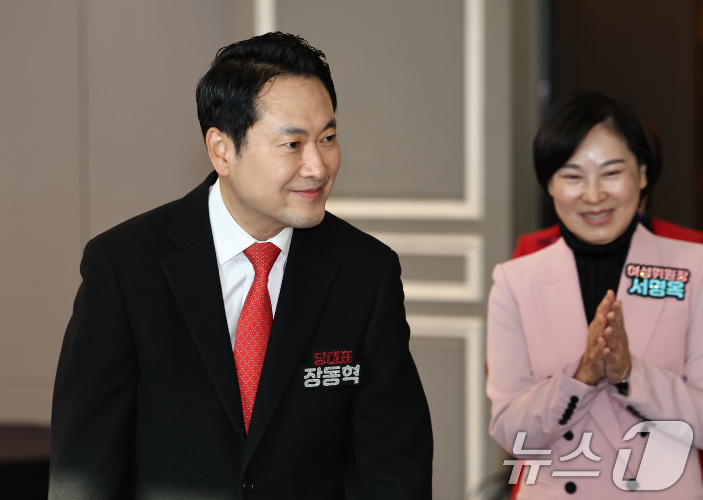 (서울=뉴스1) 구윤성 기자 = 장동혁 국민의힘 대표가 10일 오전 서울 여의도 켄싱턴호텔에서 열린 중앙여성위원회 발대식 및 1차 전체회의에 참석하고 있다. 2025.12.10/뉴 …