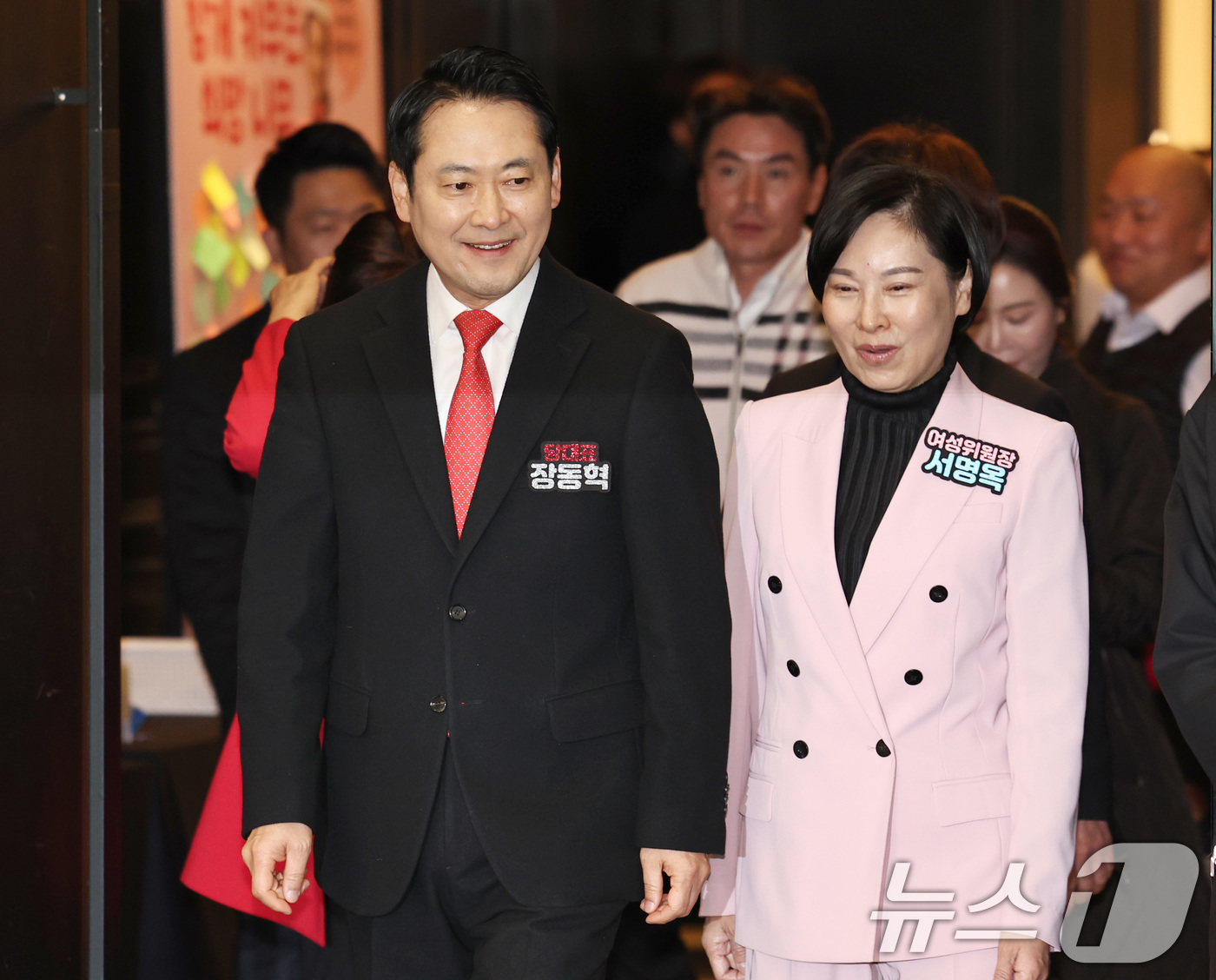 (서울=뉴스1) 구윤성 기자 = 국민의힘 장동혁 대표와 서명옥 당중앙여성위원장이 10일 오전 서울 여의도 켄싱턴호텔에서 열린 중앙여성위원회 발대식 및 1차 전체회의에 참석하고 있다 …