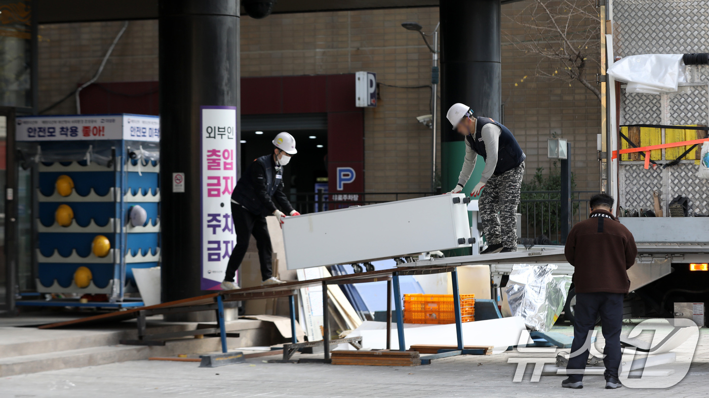 (부산=뉴스1) 윤일지 기자 = 10일 부산 동구 해양수산부 부산청사에서 해운물류국이 업무를 시작한 가운데 부산청사가 이사 준비로 분주한 모습을 보이고 있다.해양수산부는 오는 21 …