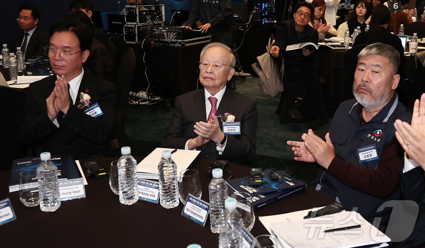 (서울=뉴스1) 김성진 기자 = 김영훈 고용노동부 장관(왼쪽부터), 손경식 한국경영자총협회 회장, 김동명 한국노동조합총연맹 위원장이 10일 서울 용산구 드래곤시티 호텔에서 열린 복 …