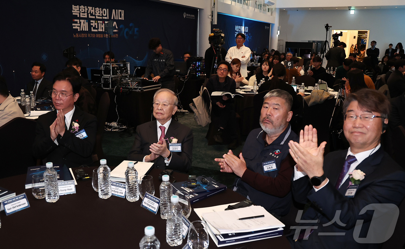 (서울=뉴스1) 김성진 기자 = 김영훈 고용노동부 장관(왼쪽부터), 손경식 한국경영자총협회 회장, 김동명 한국노동조합총연맹 위원장, 김지형 경제사회노동위원회 위원장이 10일 서울 …