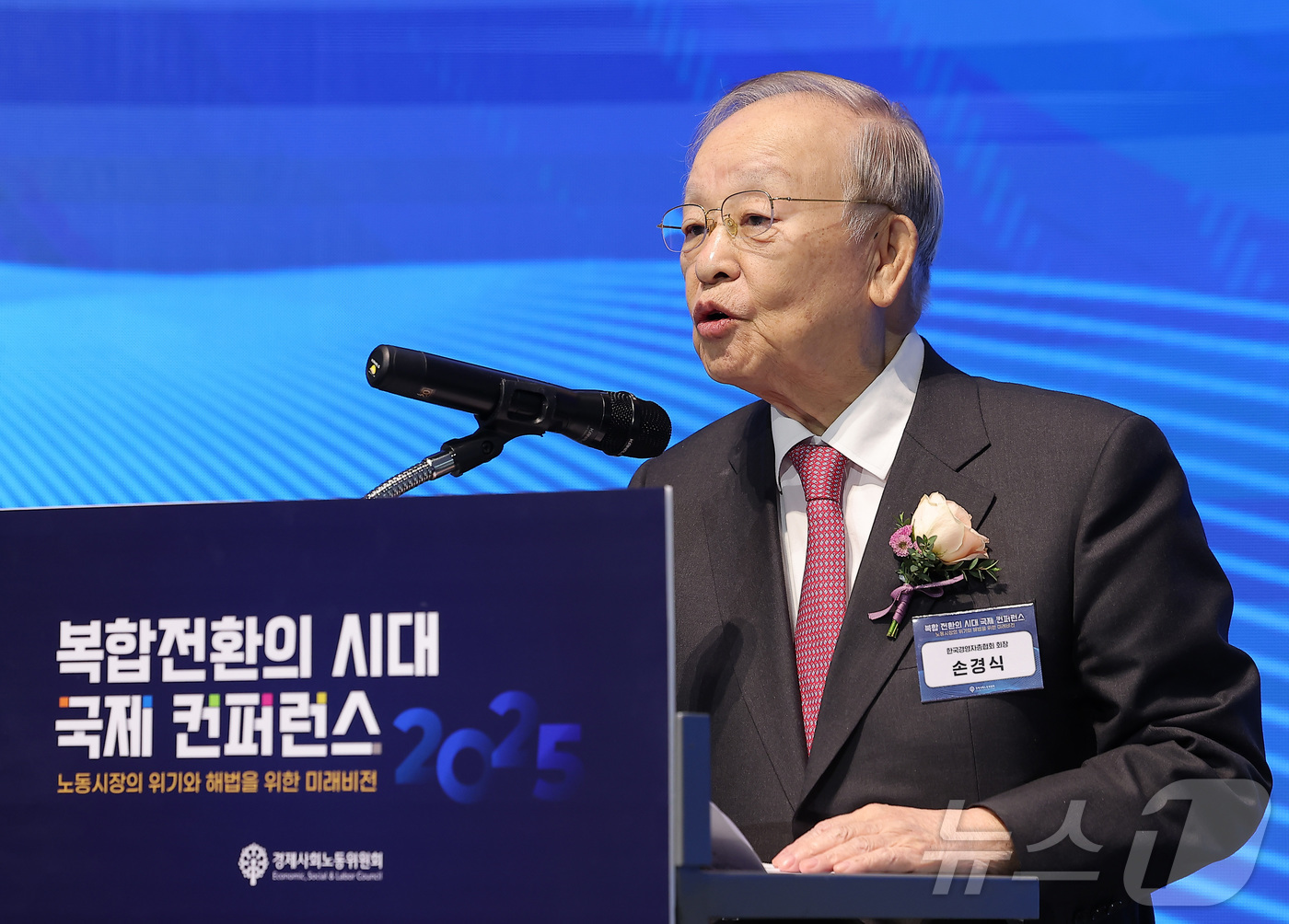 (서울=뉴스1) 김성진 기자 = 손경식 한국경영자총협회 회장이 10일 서울 용산구 드래곤시티 호텔에서 열린 복합전환의 시대 국제 컨퍼런스 '노동시장의 위기와 해법을 위한 미래비전' …