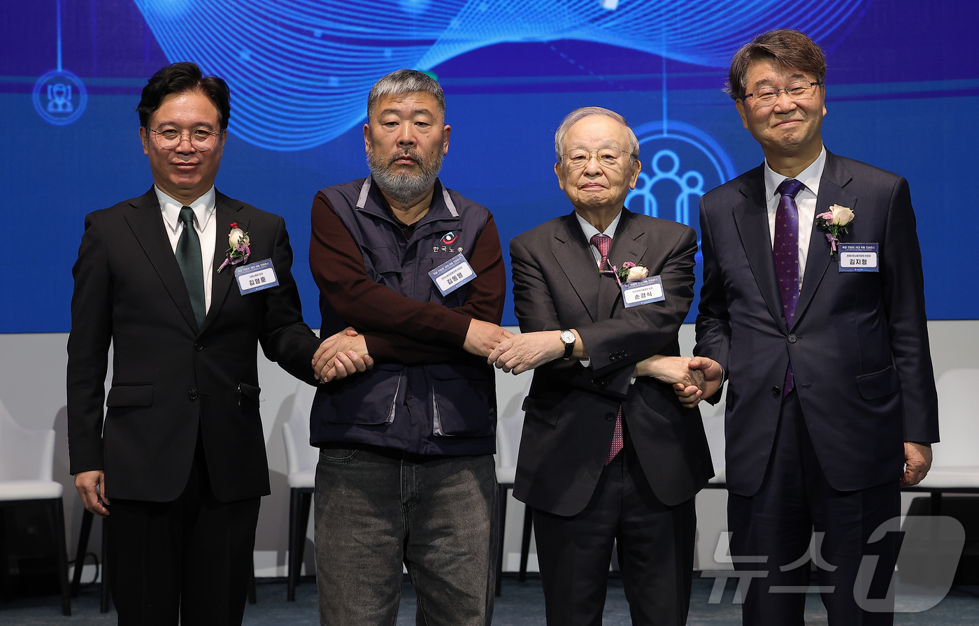 (서울=뉴스1) 김성진 기자 = 김영훈 고용노동부 장관(왼쪽부터), 김동명 한국노동조합총연맹 위원장, 손경식 한국경영자총협회 회장, 김지형 경제사회노동위원회 위원장이 10일 서울 …
