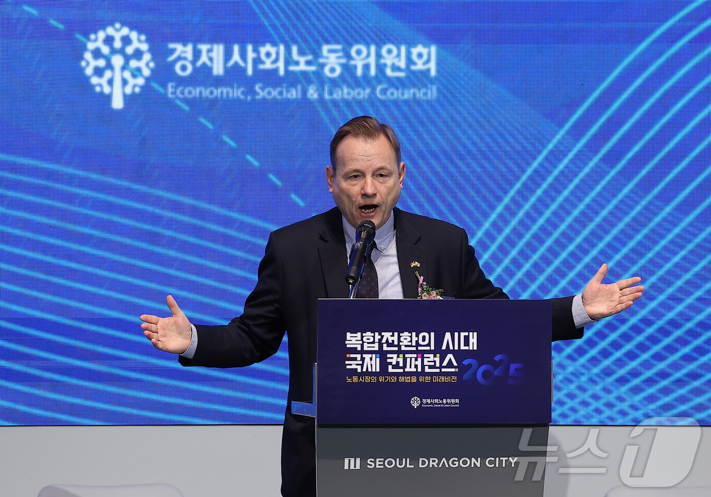 (서울=뉴스1) 김성진 기자 = 게오르크 빌프리드 슈미트 주한독일대사가 10일 서울 용산구 드래곤시티 호텔에서 열린 복합전환의 시대 국제 컨퍼런스 '노동시장의 위기와 해법을 위한 …