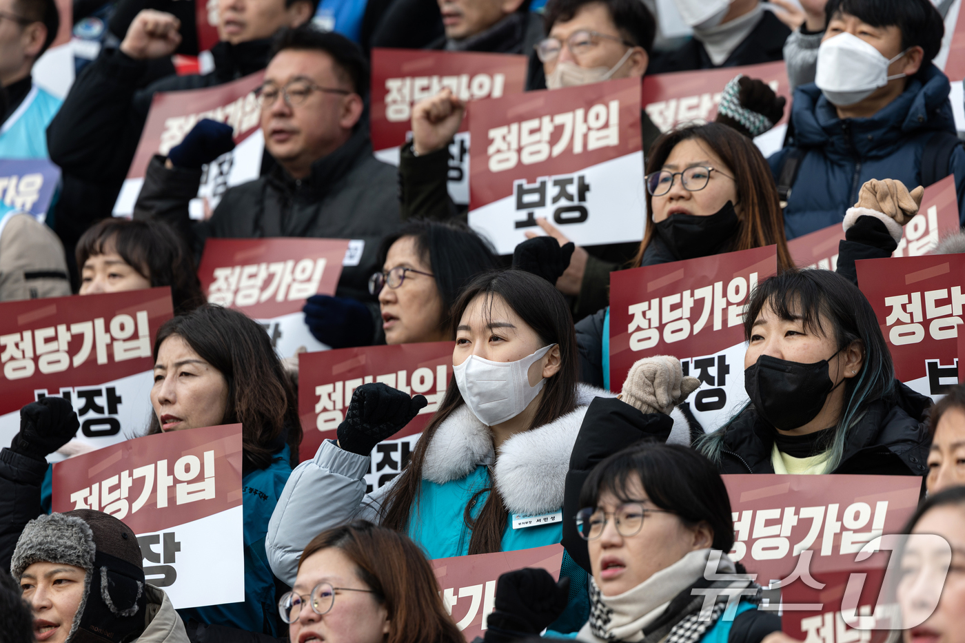 (서울=뉴스1) 이승배 기자 = 공무원노동조합총연맹 조합원들이 10일 서울 여의도 국회 본청 앞에서 공무원 정치기본권 보장 및 관련 입법 촉구 기자회견을 하고 있다. 2025.12 …