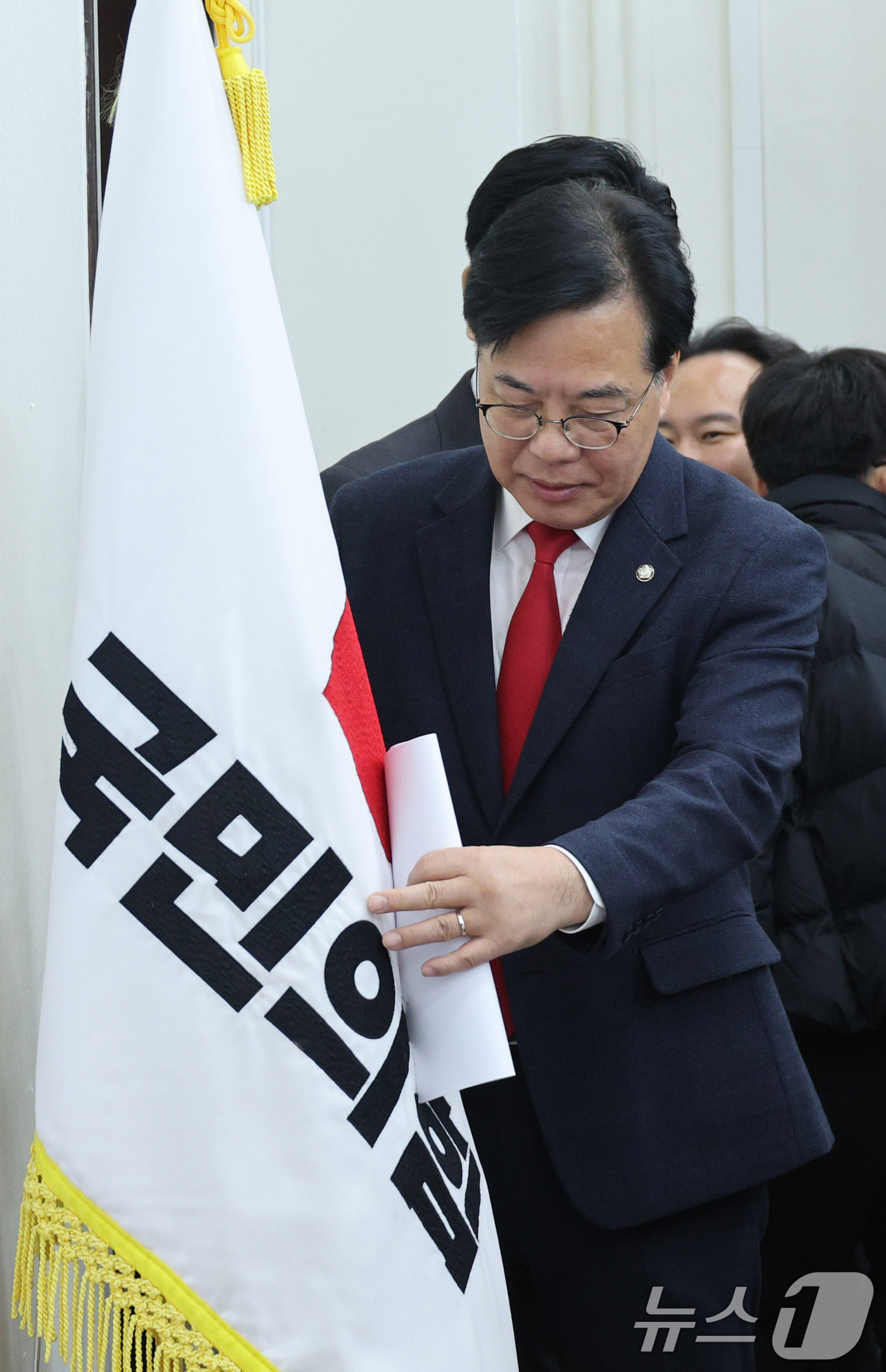 (서울=뉴스1) 신웅수 기자 = 송언석 국민의힘 원내대표가 10일 서울 여의도 국회에서 열린 현안 관련 기자간담회에 참석하며 당기를 세우고 있다. 2025.12.10/뉴스1