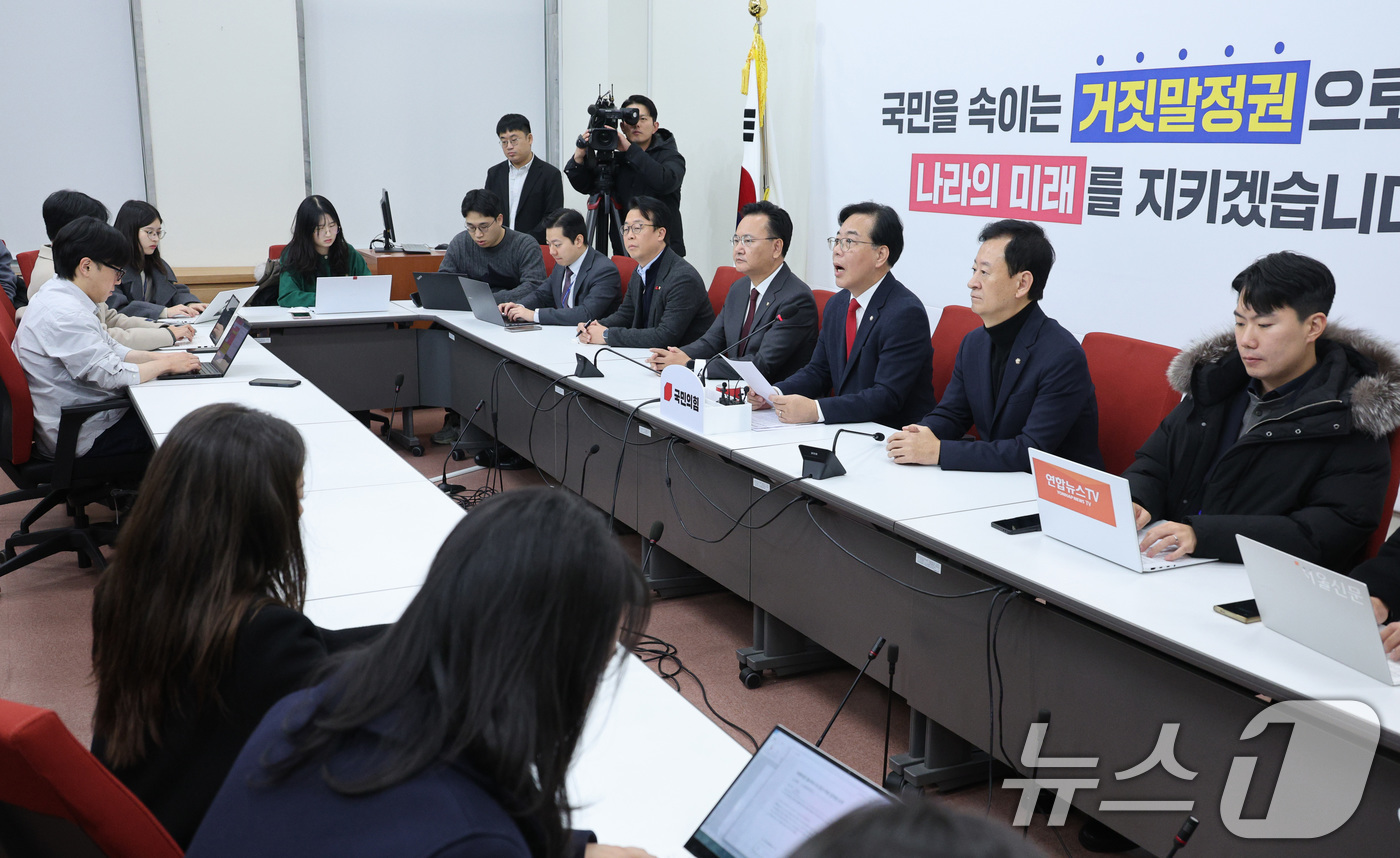 (서울=뉴스1) 신웅수 기자 = 송언석 국민의힘 원내대표가 10일 서울 여의도 국회에서 현안 관련 기자간담회를 하고 있다. 2025.12.10/뉴스1