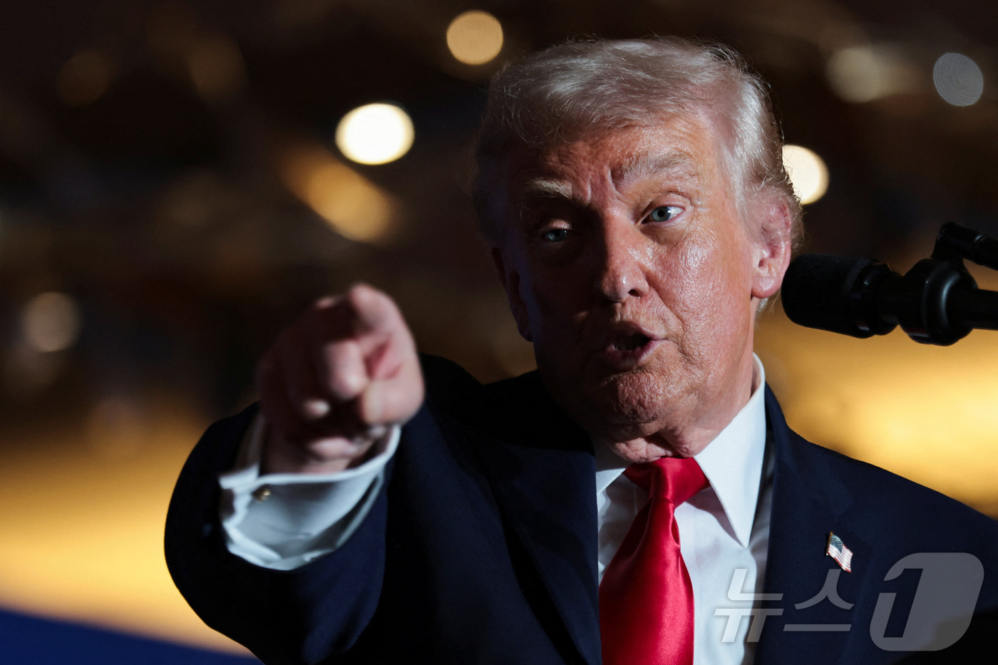 (마운트 포코노 로이터=뉴스1) 최종일 선임기자 = 도널드 트럼프 미국 대통령이 9일(현지시간) 펜실베이니아주 마운트 포코노의 마운트 에어리 카지노 리조트에서 미국 경제와 생활비 …