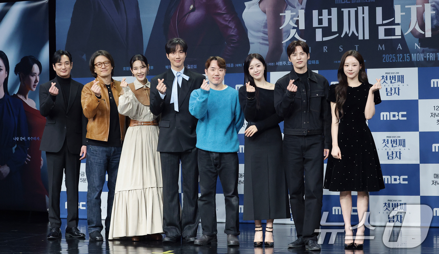 (서울=뉴스1) 권현진 기자 = 배우 이재황(왼쪽부터)과 정찬, 오현경, 박건일, 강태흠 PD, 함은정, 윤선우, 김민설이 10일 오전 서울 마포구 MBC 신사옥에서 열린 MBC …