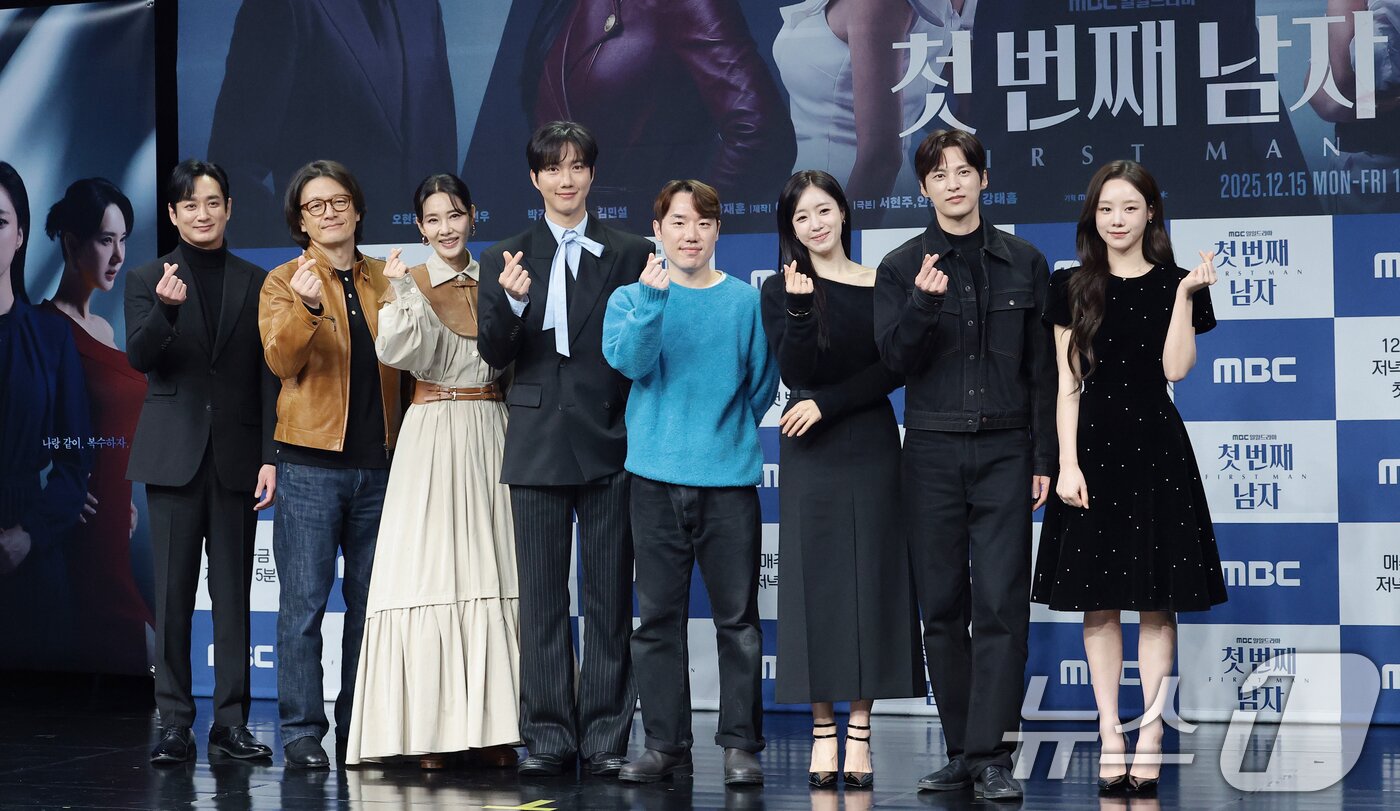 본문 이미지 - 배우 이재황&#40;왼쪽부터&#41;과 정찬, 오현경, 박건일, 강태흠 PD, 함은정, 윤선우, 김민설이 10일 오전 서울 마포구 MBC 신사옥에서 열린 MBC 새 일일드라마 &#39;첫 번째 남자&#39;&#40;극본 서현주, 안진영&#41;의 제작발표회에서 포즈를 취하고 있다. &#39;첫 번째 남자&#39;는 복수를 위하여 다른 사람의 삶을 살게 된 여자와 자신의 욕망을 위하여 다른 사람의 삶을 빼앗은 여자의 목숨을 건 치명적 대결을 그린 작품이다. 2025.12.10/뉴스1 ⓒ News1 권현진 기자