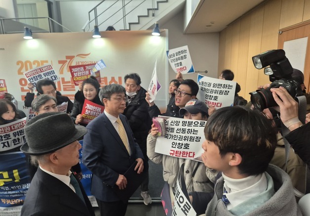 '인권의날' 입장 못한 안창호…인권위 안팎 "사퇴하라"(종합)